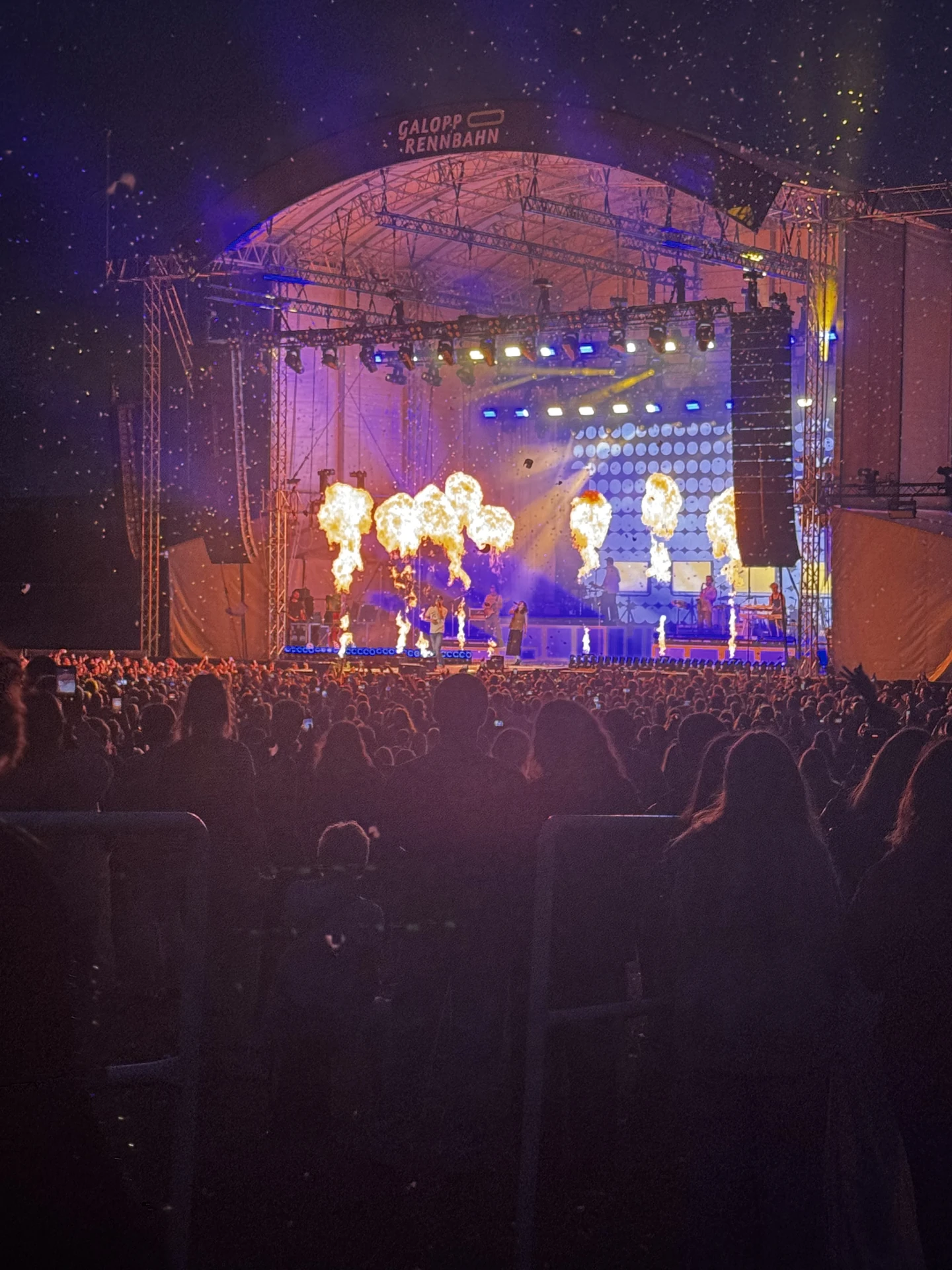Licht- und Pyroshow auf der Open-Air-Bühne der Galopprennbahn Bremen