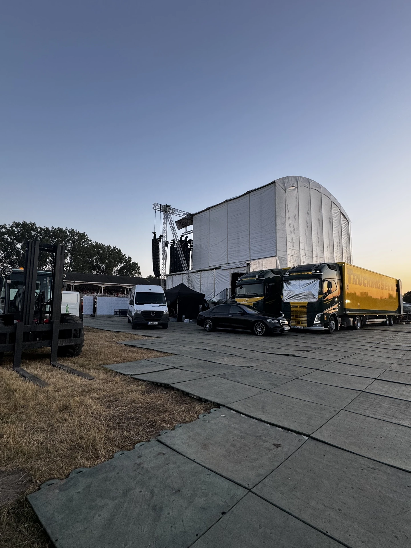 Backstage-Bereich mit Produktionsfahrzeugen hinter der Bühne auf der Galopprennbahn Bremen